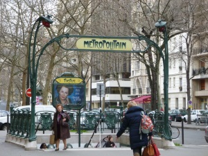 パリの市街地風景（メトロの入口）